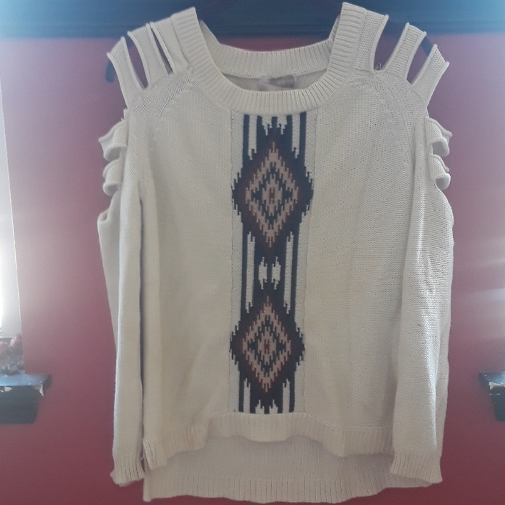 Cut shoulder sweater